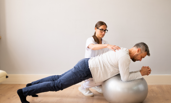 Médecine esthétique - Vue d'une séance de kinésithérapie avec homme assez âgé qui fait des exercices